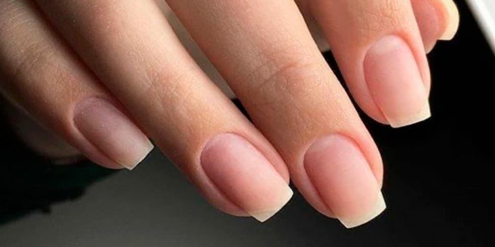 מניקור עם לק רגיל